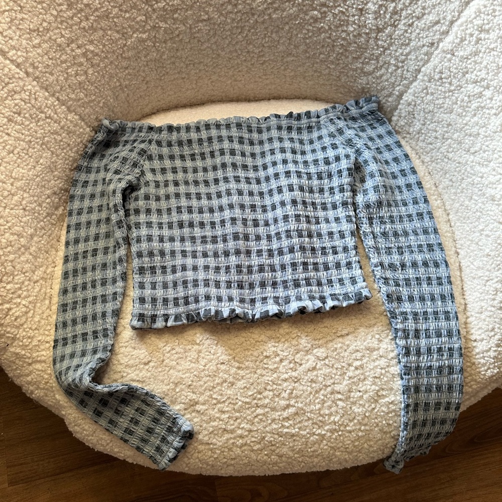 Off the shoulder checkered long sleeve